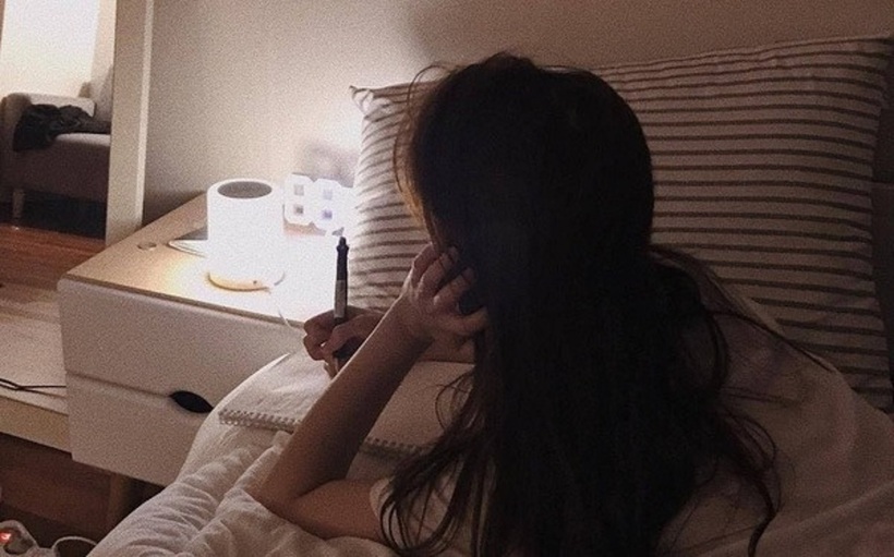 Nhiều nghiên cứu đã chỉ ra rằng việc tiếp xúc với ánh sáng vào ban đêm có thể gây ra nhiều tác động tiêu cực đến sức khỏe. Ảnh minh họa