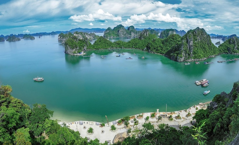 Đảo Thanh Lân được thiên nhiên ưu ái ban tặng cho những bãi cát trắng mịn trải dài, ôm lấy làn nước biển trong xanh như ngọc bích.