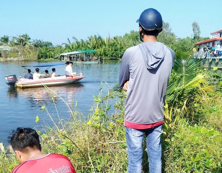 Người dân địa phương và lực lượng chức năng huyện U Minh tích cực tìm kiếm anh N., sau hơn 14 giờ khi vụ tai nạn xảy ra, thi thể nạn nhân được vớt lên bờ. (Ảnh: Dân Việt)