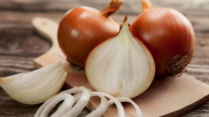 Hành tây có đặc tính chống vi khuẩn, vi rút và tiêu diệt vi khuẩn, vi sinh vật bám vào cơ thể. Ảnh minh họa.