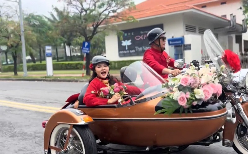 Chiếc xe hoa đặc biệt được trang trí cầu kỳ, nổi bần bật trên tuyến phố lớn. Ảnh: Vietnamnet.