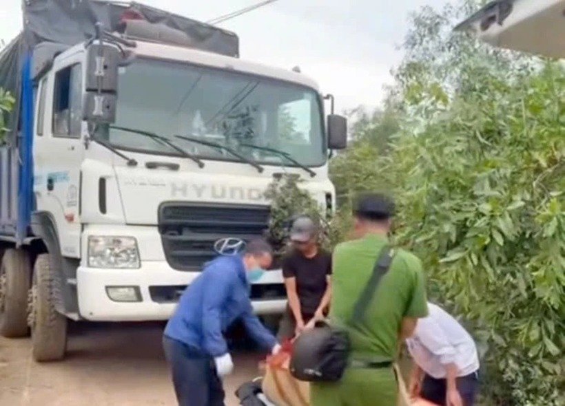 Hiện trường vụ việc nơi tài xế P tử vong tại chỗ do điện giật. (Ảnh: PLO)