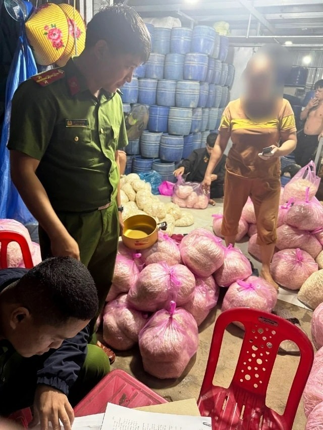 Lực lượng Công an kiểm tra cơ sở làm giá đỗ của bà Đ.T.T. (Ảnh: Công an Quảng Ngãi)