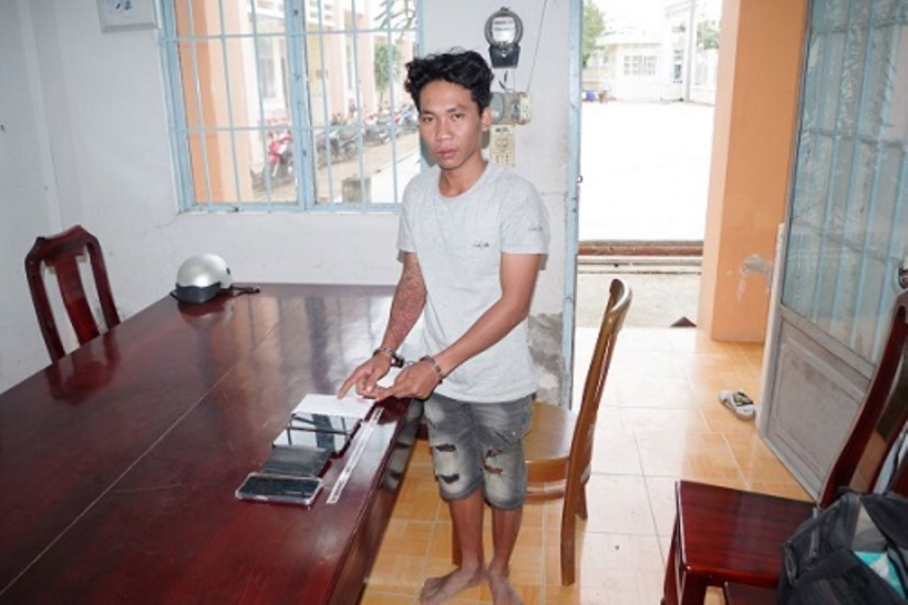 Đối tượng cùng tang vật trộm cắp tại cơ quan công an. Ảnh: Lao Động