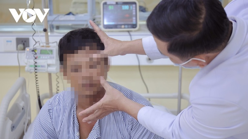 Bác sĩ Nguyễn Hoàng Duyên - Trưởng khoa Hồi sức cấp cứu Bệnh viện Đa khoa Thanh Vũ Medic Bạc Liêu kiểm tra vết đốt trên mặt người bệnh. Ảnh: VOV