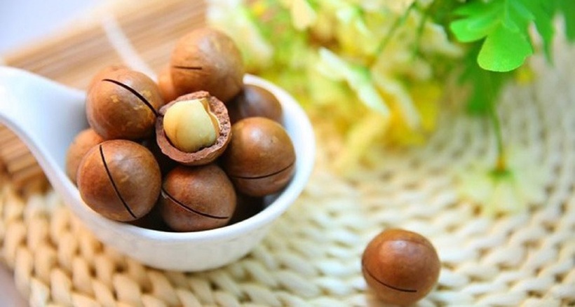 Hạt mắc ca chứa nhiều calo, vì vậy nên ăn với lượng vừa phải để tránh tăng cân.