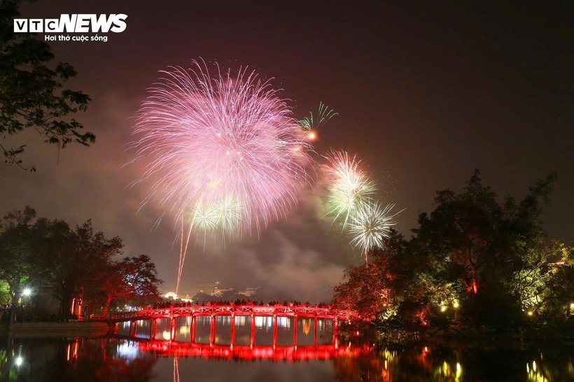 Đúng 0h ngày 1/1, khoảnh khắc chuyển giao năm cũ sang năm mới 2025 được đánh dấu bằng màn pháo hoa rực sáng trên bầu trời Hà Nội.