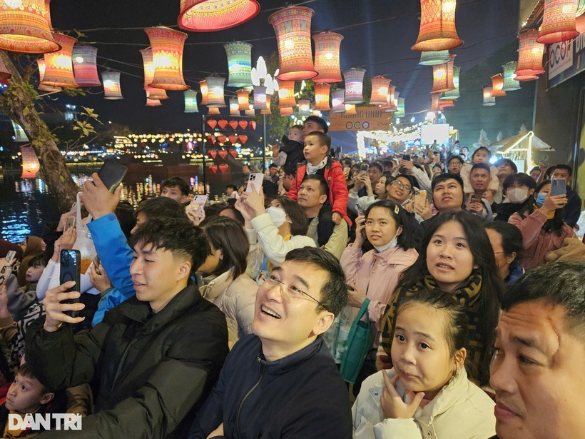 Không khí hồ hởi, vui tươi ngắm nhìn pháo hoa chào năm mới ở Ninh Bình