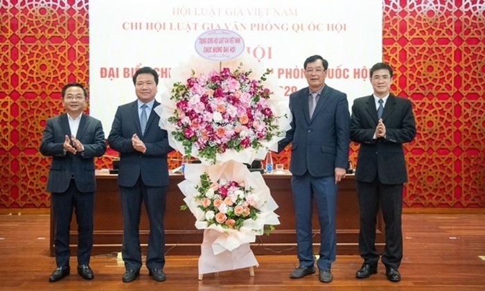 TS. Trần Công Phàn - Phó Bí thư Đảng đoàn, Phó Chủ tịch, Tổng Thư ký Hội Luật gia Việt Nam tặng hoa chúc mừng Đại hội.