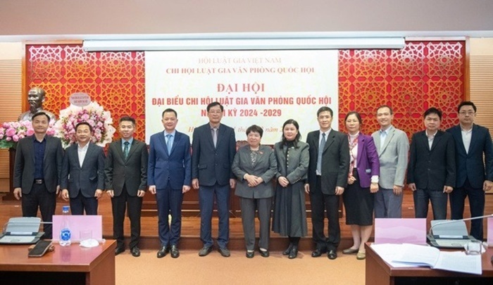 Chủ nhiệm Uỷ ban Xã hội Nguyễn Thuý Anh và Phó Chủ tịch, Tổng thư ký Hội Luật gia Việt Nam Trần Công Phàn chụp ảnh lưu niệm cùng Ban Chấp hành Chi hội Luật gia Văn phòng Quốc hội nhiệm kỳ 2024 - 2029.