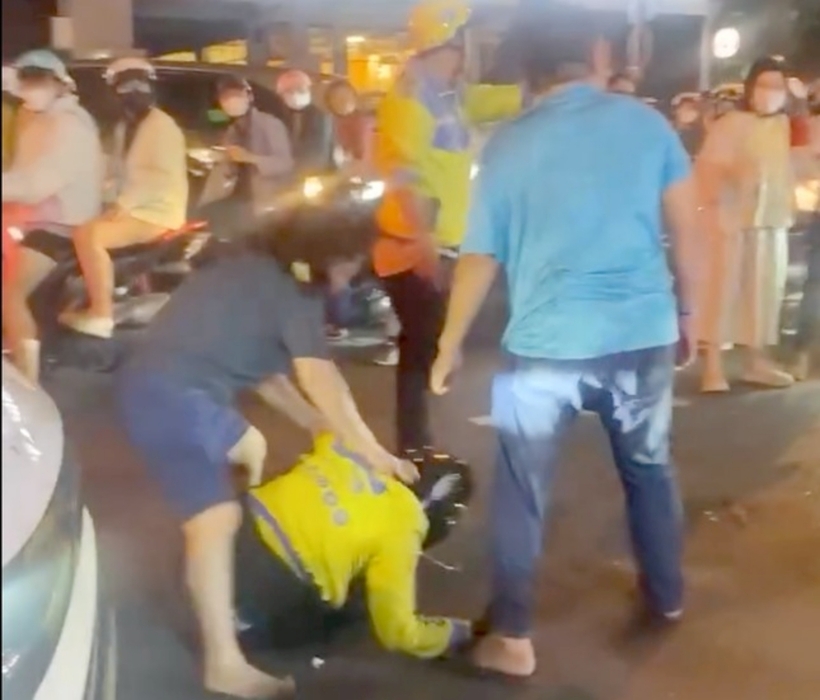 Tài xế xe công nghệ bị đôi nam nữ đánh tới tấp. Ảnh: Tiền Phong