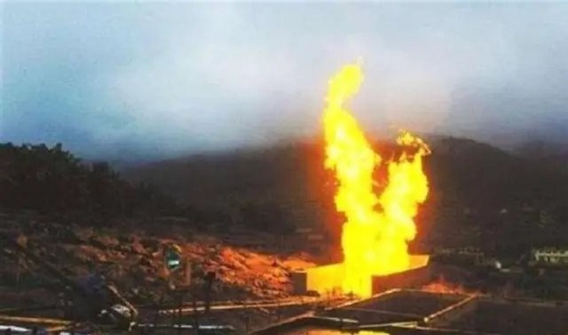 Chiếc giếng bốc cháy dữ dội. Ảnh: Sohu