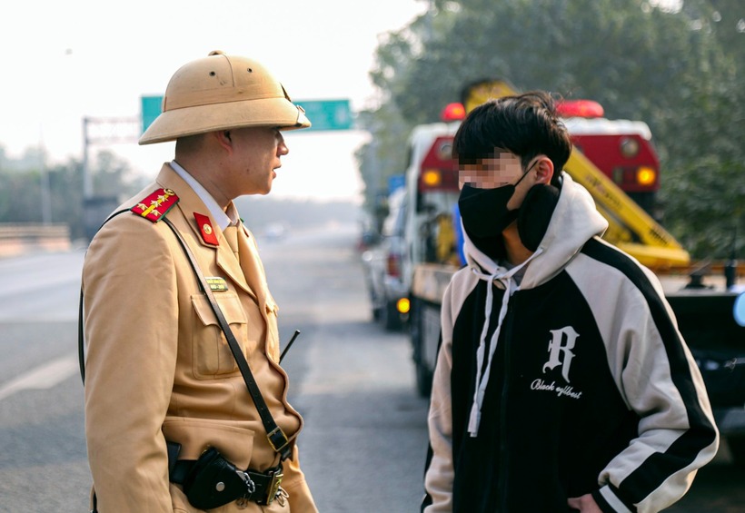 Chỉ chưa đầy 30 phút lập chốt, Đội CSGT số 11 đã phát hiện và xử phạt 3 tài xế xe máy đi vào cao tốc.