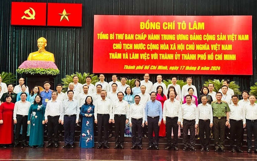Ngày 17/8, Tổng Bí thư, Chủ tịch nước Tô Lâm đã đến thăm, làm việc với Thành ủy TPHCM về tình hình thực hiện nghị quyết Đại hội đại biểu toàn quốc lần thứ XIII của Đảng, nghị quyết Đại hội Đảng bộ TP.HCM lần thứ XI từ đầu nhiệm kỳ đến nay; việc quán triệt, triển khai thực hiện chỉ thị 35-CT/TW của Bộ Chính trị về đại hội đảng bộ các cấp tiến tới Đại hội đại biểu toàn quốc lần thứ XIV của Đảng. (Ảnh: hcmcpv.org.vn)
