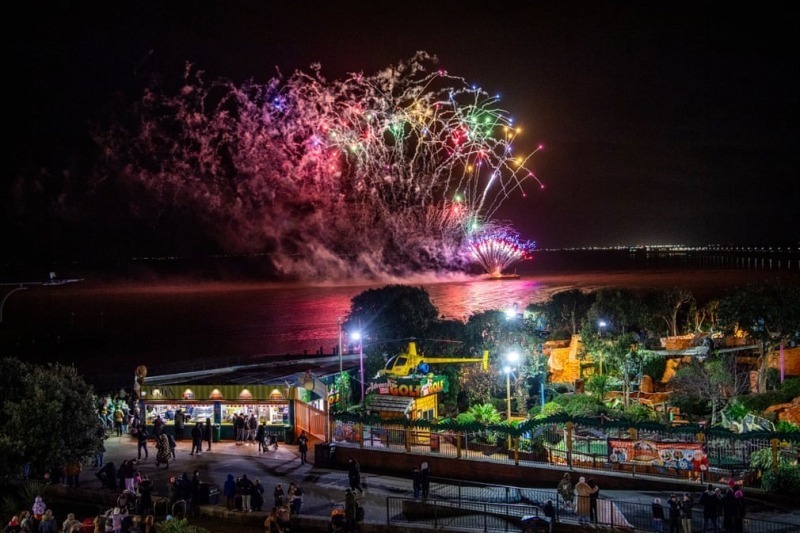 Southend là nơi đầu tiên tổ chức màn bắn pháo hoa trên bờ biển vào đêm giao thừa tại Vương quốc Anh. (Ảnh: The Guardian)