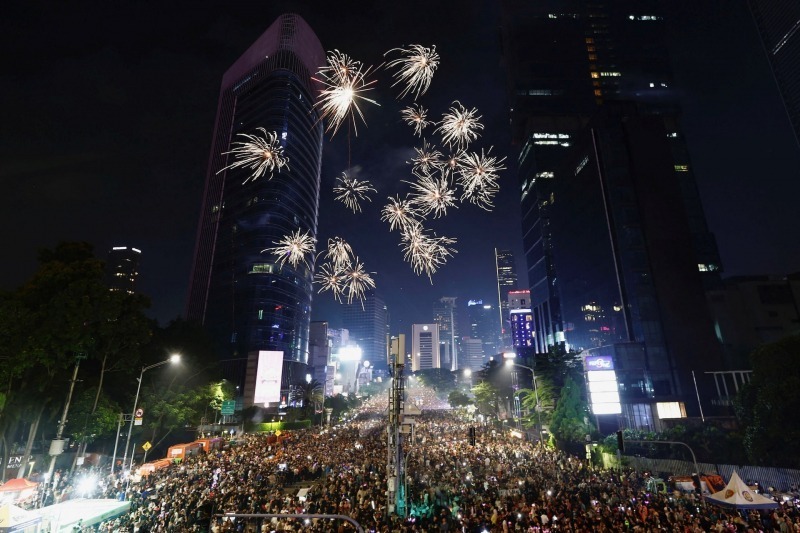 Người dân ở thủ đô Jakarta, Indonesia cùng đón giao thừa dưới bầu trời phủ đầy pháo hoa. (Ảnh: Reuters)