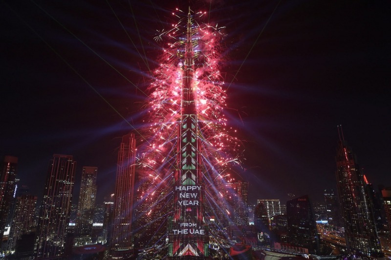 Dòng chữ "chúc mừng năm mới từ UAE" xuất hiện trên tòa nhà Burj Khalifa, tòa nhà cao nhất thế giới, ở Dubai. (Ảnh: Reuters)