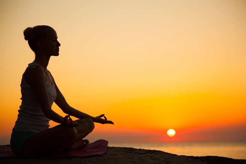 Thiền định hoặc yoga là những lựa chọn phổ biến, giúp tĩnh tâm, xoa dịu những lo lắng và căng thẳng tích tụ trong ngày, từ đó tạo điều kiện thuận lợi cho giấc ngủ đến một cách tự nhiên và dễ dàng hơn. Ảnh minh họa.