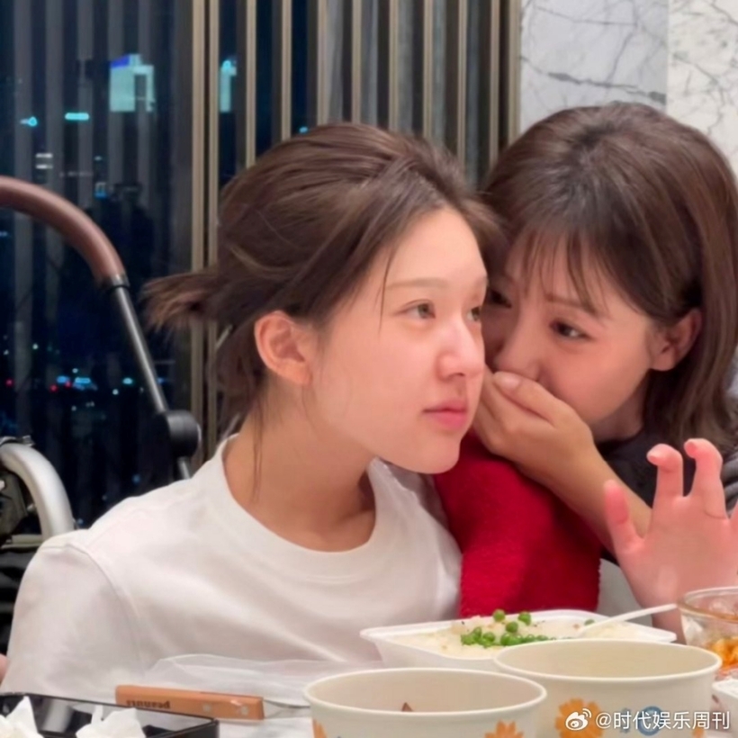 Bạn bè của Triệu Lộ Tư đồng hành cùng nữ diễn viên trong quá trình chữa trị.