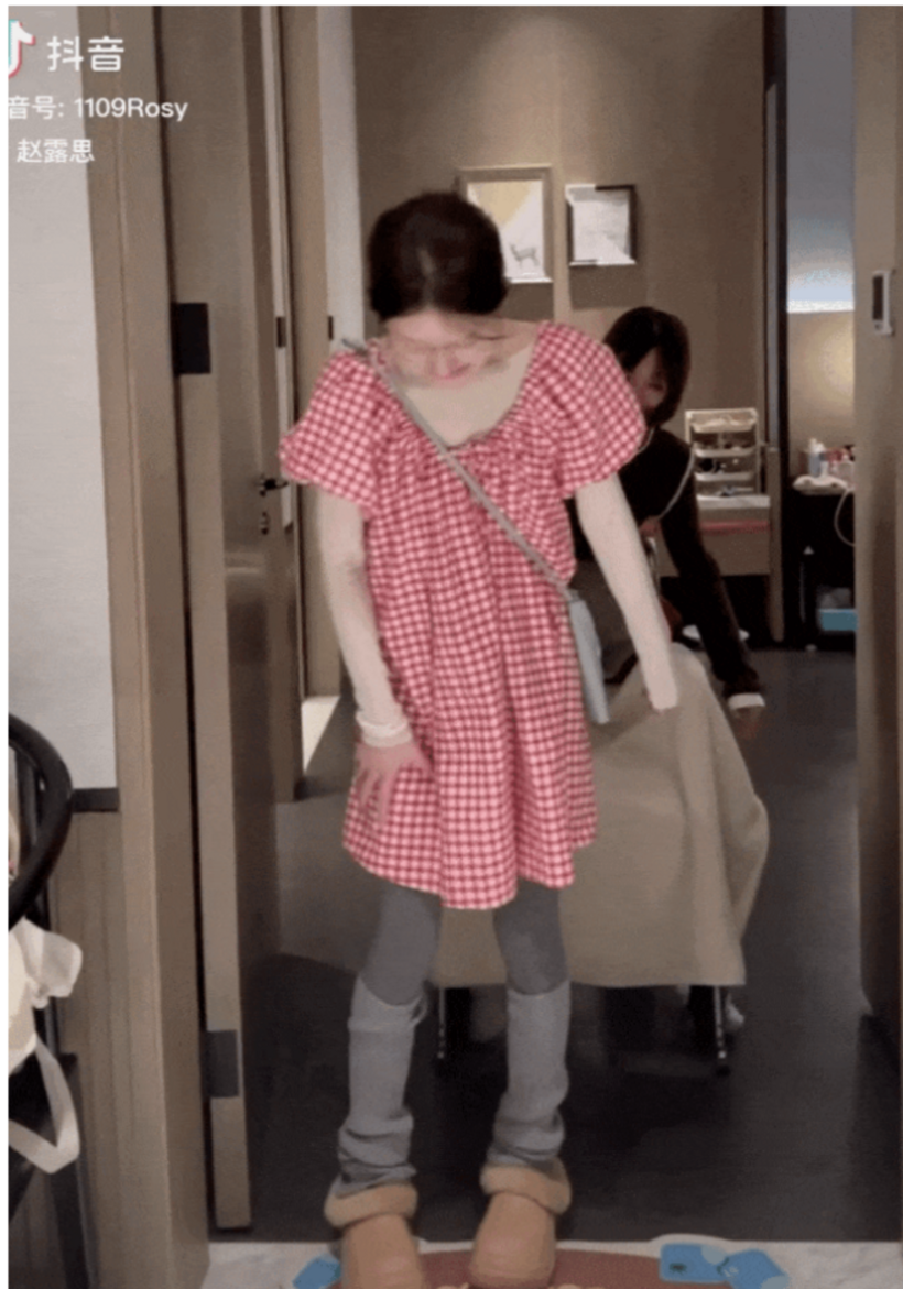 Triệu Lộ Tư di chuyển khó khăn, có lúc đấm vào chân và bật khóc bất lực.