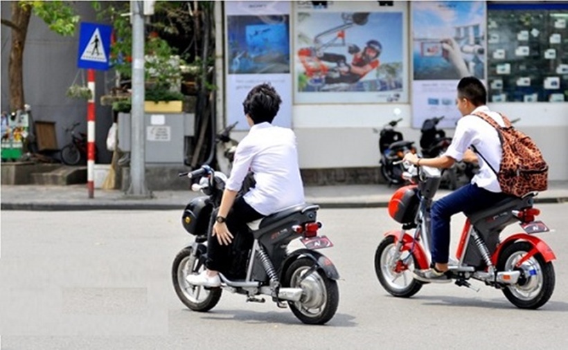 Điểu khiển xe đạp máy không đội mũ bảo hiểm bị phạt 400-600 nghìn đồng từ 1/1/2025. (Ảnh minh họa)