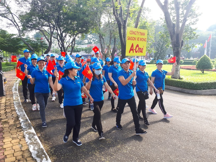 CNVC-LĐ tham gia đi bộ đồng hành gây quỹ chăm lo cho đoàn viên khó khăn. Ảnh minh hoạ