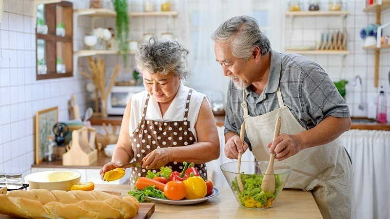 Việc duy trì một chế độ dinh dưỡng lành mạnh, khoa học là vô cùng quan trọng để bảo vệ sức khỏe và kéo dài tuổi thọ.