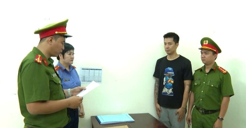 Công an đọc lệnh bắt Lê Sỹ Mạnh. Ảnh: Dân trí