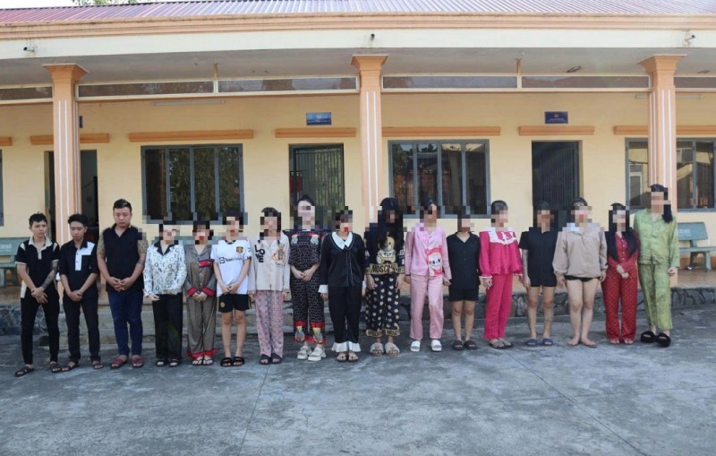 Những người liên quan cùng 12 cô gái được giải cứu tại quán karaoke Nice. (Ảnh: CAND)