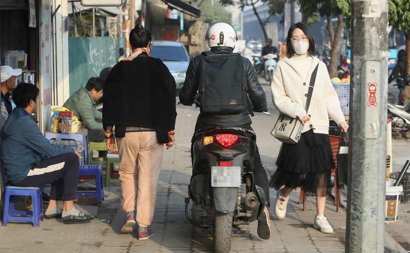 Một trường hợp điều khiển xe máy đi trên vỉa hè ở Hà Nội. (Ảnh: VietnamNet)
