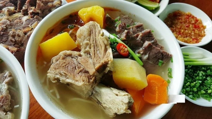 Trước khi chế biến, nên rửa sạch sườn với nước muối pha loãng để loại bỏ bụi bẩn và vi khuẩn.