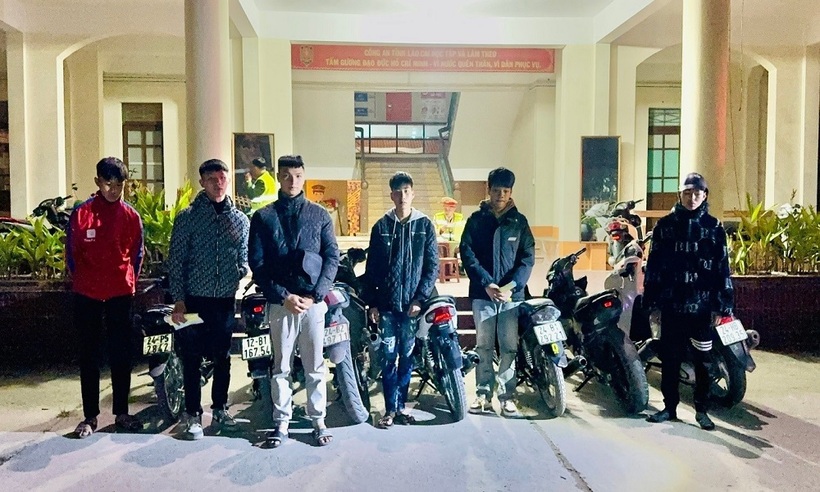 Các đối tượng vi phạm cùng phương tiện độ pô tại cơ quan Công an.