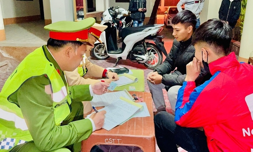 Lực lượng chức năng đã tiến hành lập biên bản các thanh niên vi phạm.