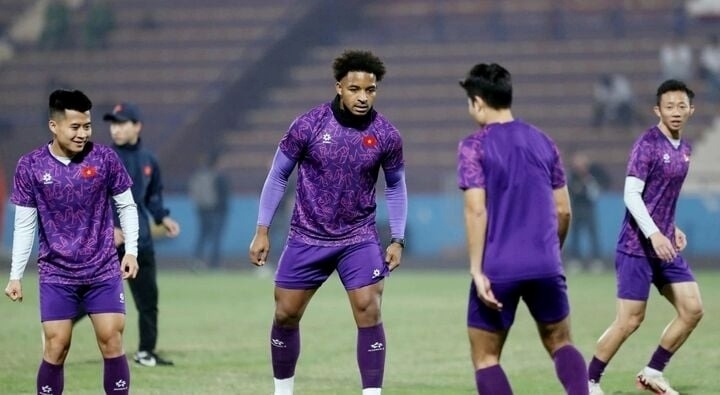 Đội Việt Nam tập luyện chuẩn bị cho trận chung kết lượt đi. Ảnh: VTC News