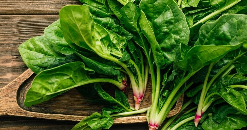 Rau bina là một siêu thực phẩm có thể giúp làm sạch động mạch bị tắc. Hàm lượng kali, magie và folate cao khiến nó trở thành một sự bổ sung tuyệt vời cho chế độ ăn uống thân thiện với tim. Thường xuyên ăn rau bina có thể giúp giảm nguy cơ đột quỵ và cải thiện chức năng tim.