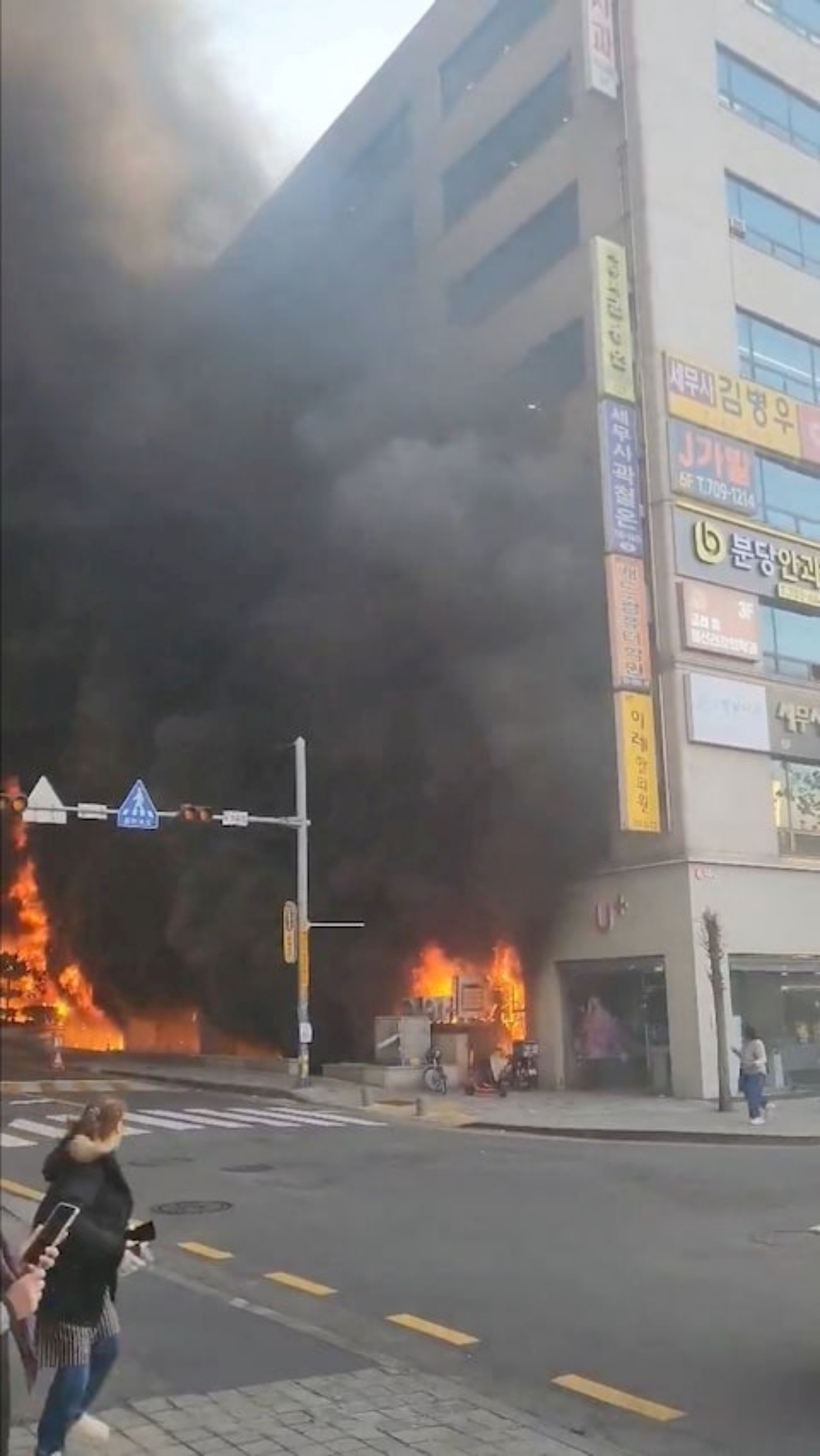 Yonhap News dẫn thông tin từ nhà chức trách cho biết, một vụ cháy vừa xảy ra tại tòa nhà cao 8 tầng ở Yatap-dong thuộc quận Bundang&nbsp;(thành phố Seongnam, tỉnh Gyeonggi, Hàn Quốc), khiến hơn 300 người có mặt bên trong tòa nhà thời điểm đó phải sơ tán.