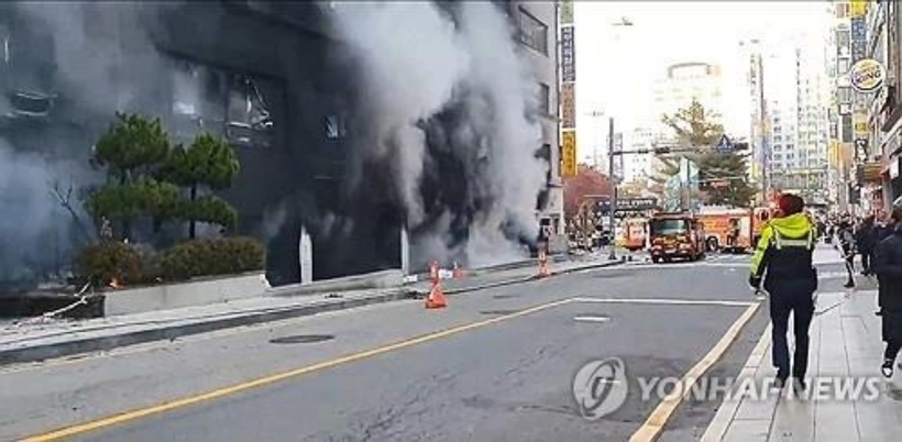 Cụ thể, đám cháy bùng lên vào lúc 16h37 ngày 3/1 (theo giờ địa phương), được cho là bắt nguồn từ bếp của một nhà hàng nằm tại tầng 1 tòa nhà và lan qua ống thông hơi. Ngọn lửa đã được dập tắt hoàn toàn trong khoảng 1 giờ.
