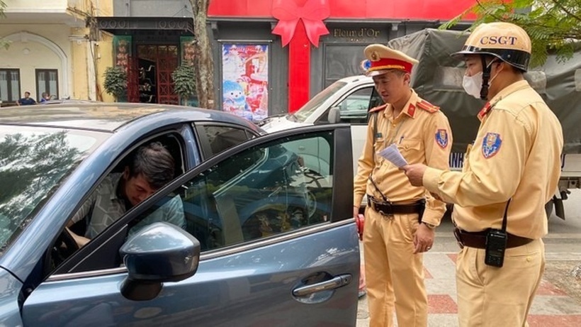 CSGT quận Hồng Bàng, Hải Phòng xử lý vi phạm. Ảnh: Tiền Phong