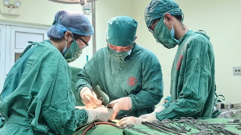 Bác sĩ tiến hành phẫu thuật cho người bệnh. Ảnh: Bệnh viện Việt Nam - Thuỵ Điển Uông Bí