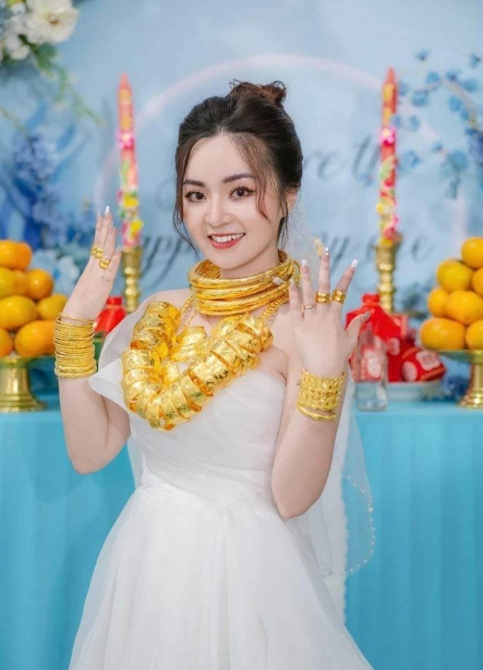 Cô dâu tên Huỳnh Như sở hữu nhan sắc xinh đẹp tựa một nàng thơ, đeo vàng kín cổ, tay. Ảnh: Tri thức và Cuộc sống.