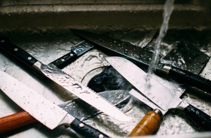 Không nên ngâm dao trong nước. Ảnh minh họa