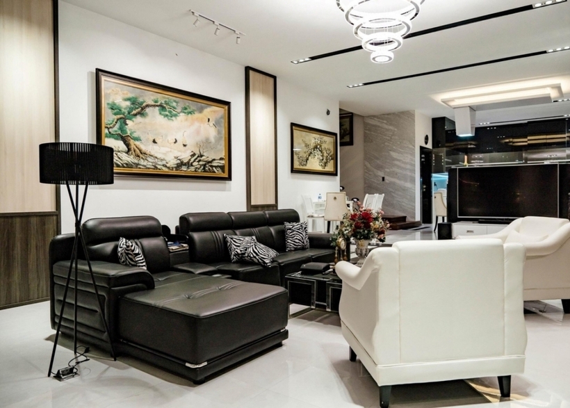 Mỗi không gian nhà được thiết kế theo phong cách khác nhau. Với phòng khách, Quốc Trường chọn phong cách hiện đại, trang trí bằng bộ sofa da đen trắng, toát lên vẻ sang trọng, ngoài ra còn có nhiều tranh ảnh trang trí.