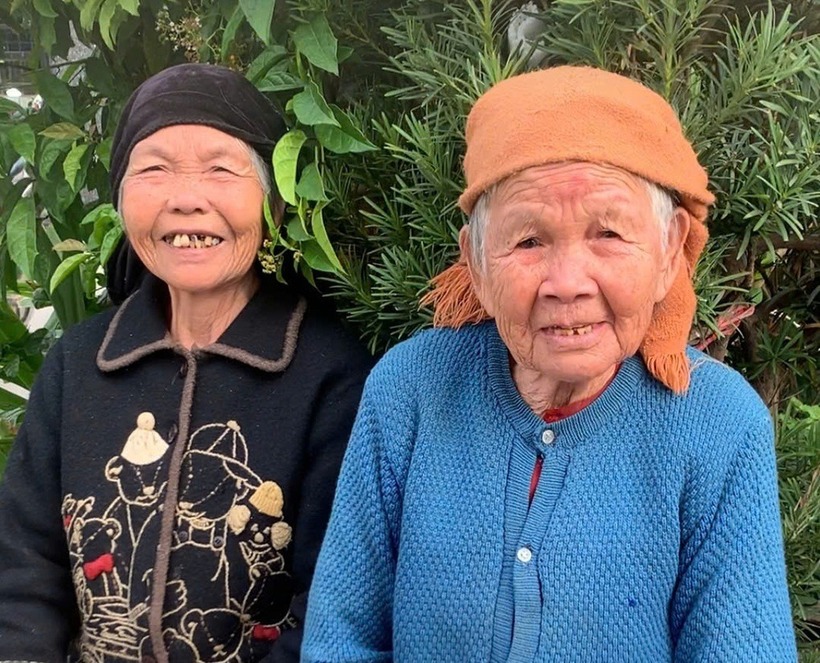 Cụ Phau (áo đen) là chủ nhân của số tiền. Ảnh: Dân Trí