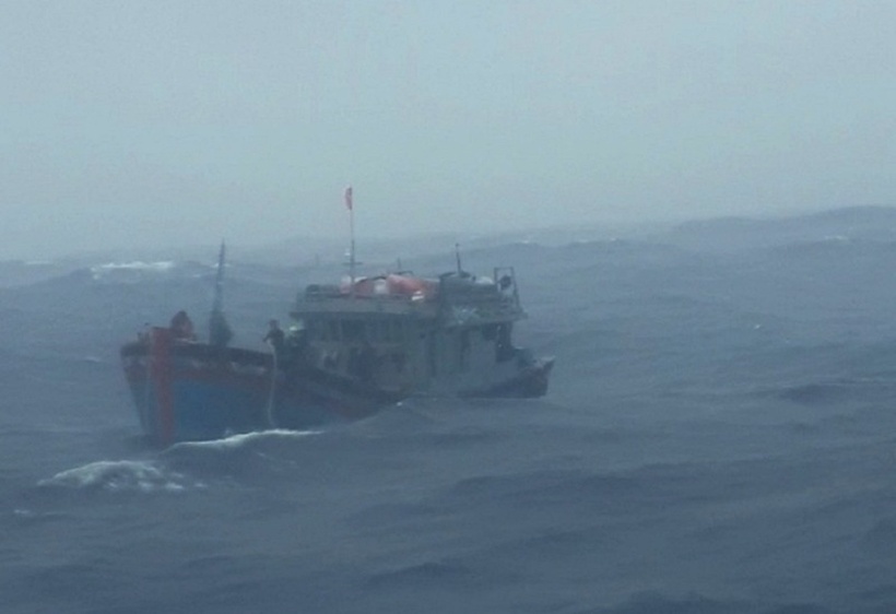 Thời tiết xấu khiến sóng lớn đánh mạnh vào con tàu của ngư dân. Ảnh minh họa