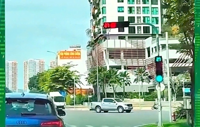 Hình ảnh cắt từ clip ghi lại vụ việc. Ảnh: Người lao động