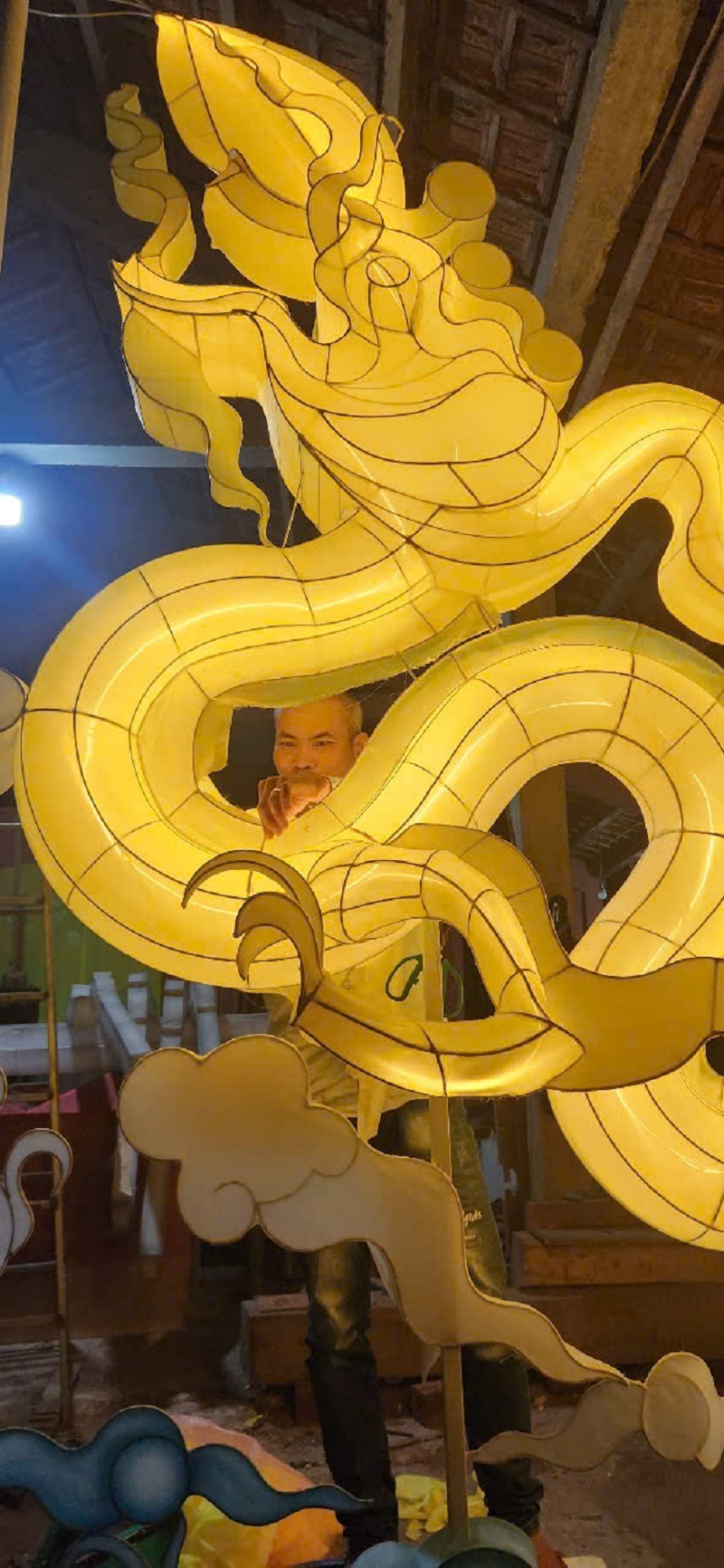 Các kiệt tác ánh sáng đang được thực hiện dưới bàn tay khéo léo của những nghệ nhân đèn lồng