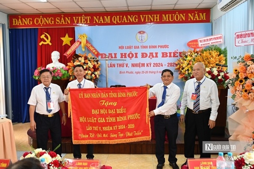 Với những kết quả đạt được trong thời gian qua, UBND tỉnh Bình Phước tặng cờ thi đua cho Hội Luật gia tỉnh.