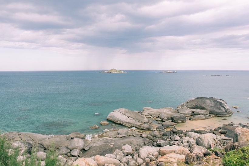 Mũi Vi Rồng là một trong những điểm du lịch nổi tiếng của Bình Định. Ảnh minh họa