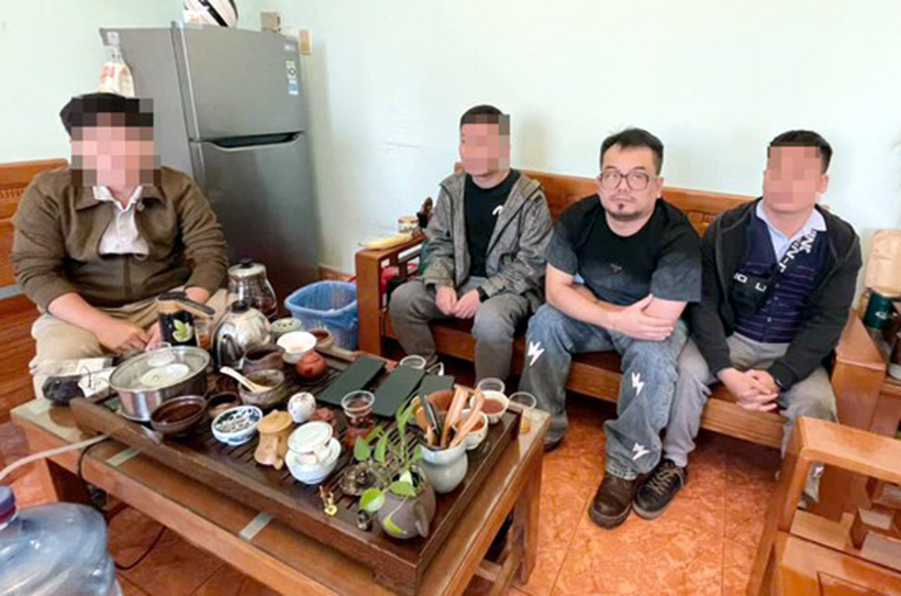 Cơ quan công an khám xét Phòng khám Đa khoa Bách Giai. Ảnh: VietNamNet