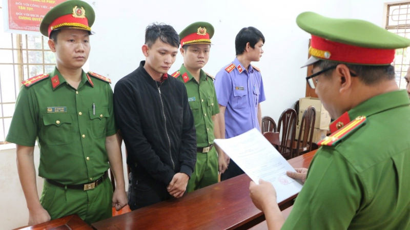 Cơ quan điều tra tống đạt quyết định khởi tố bị can đối với Võ Chí Trung. Ảnh: Công an nhân dân